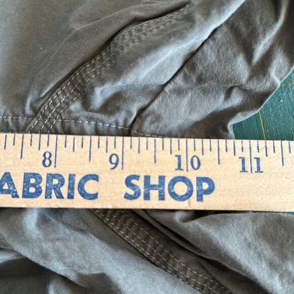 Kuhl Women’s Sz 14 Short beige Hiking Capri Cargo Pants Roll Tab Bermuda Pockets - Picture 5 of 8